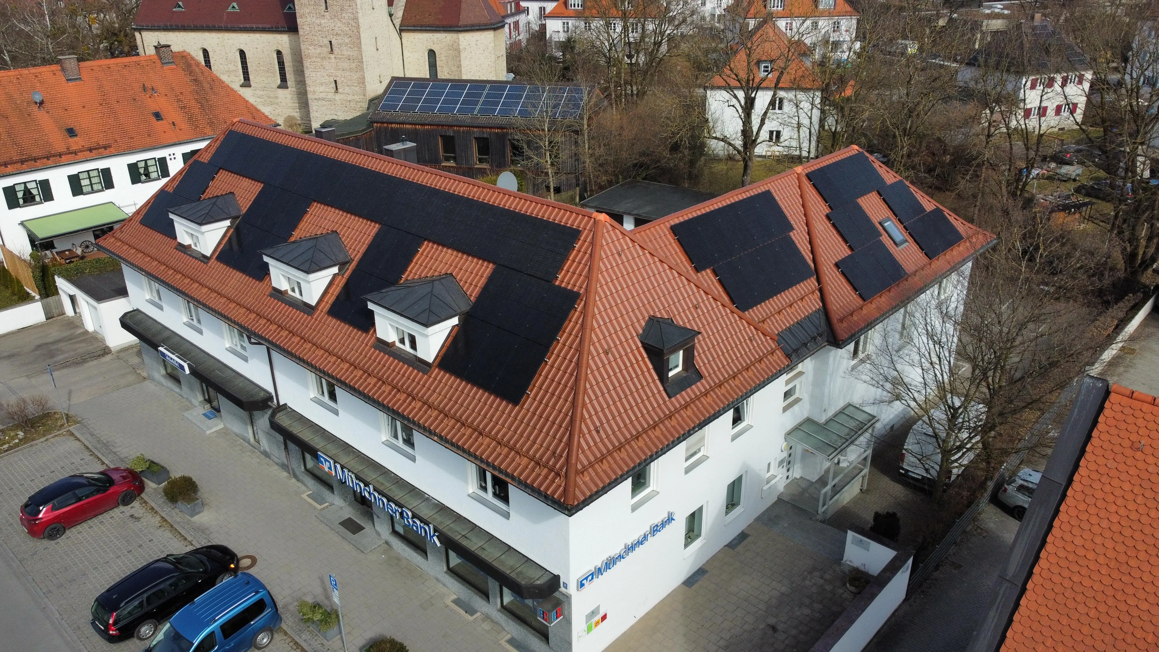Vollflächige PV-Belegung auf dem Bürgerhaus